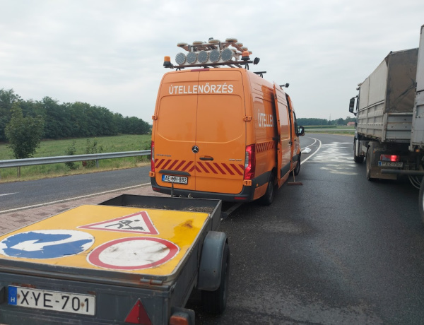 Gázolaj folyt az útra - Közömbösítették az üzemanyagot