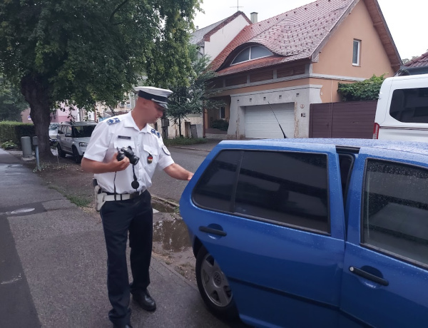 Akkor ért oda a rolleres, amikor épp kinyílt a kocsi ajtaja