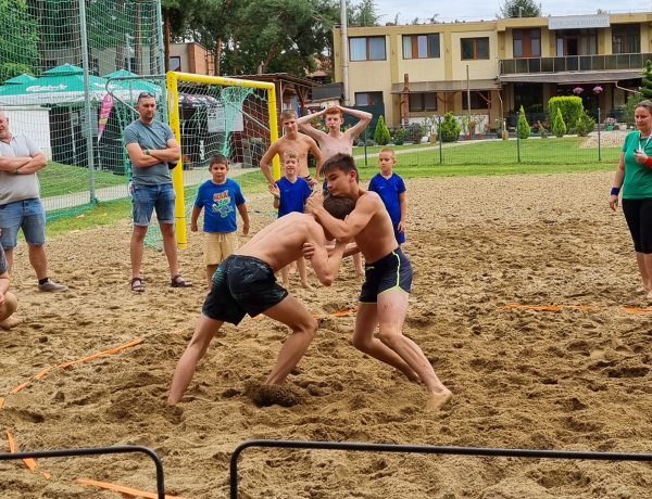 Birkózás a homokban - három megyéből érkeztek versenyzők Sóstóra