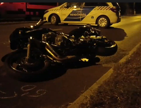 Autóval ütközött, majd két biciklisnek is nekicsapódott a motoros