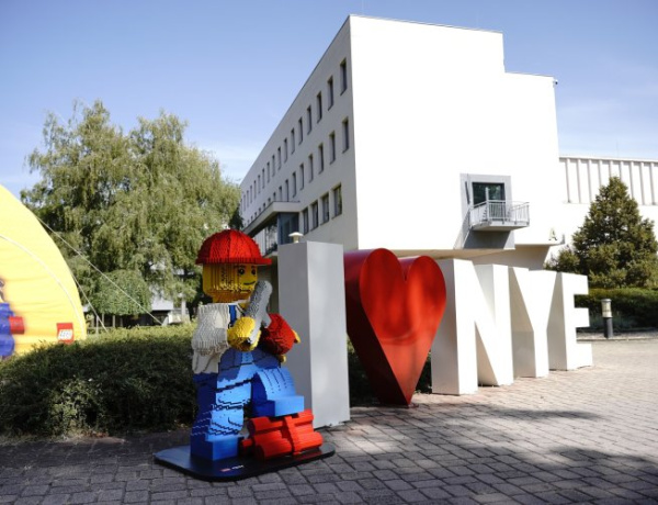 Jön a LEGO játékváros, lezárják a parkolót
