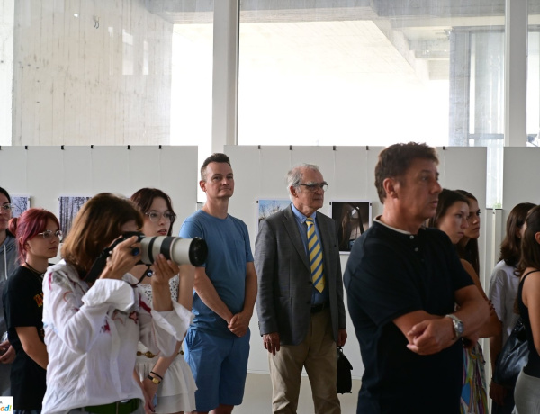 "Az én világom" - iserlohni és nyíregyházi diákok fotóiból látható kiállítás a Váciban 