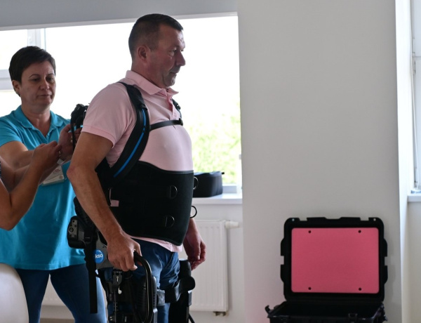 Exoskeleton, járógép és célzott fizioterápia – a világnapon mutatták be a rehabilitációs lehetőségeket