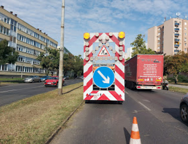 Vágják a füvet - szakaszosan lezárják a belső sávot 