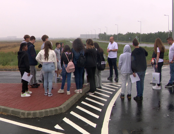 Nyitott gyárak – Közel 120 diák ismerkedett Nyíregyháza jövőjének ipari központjával