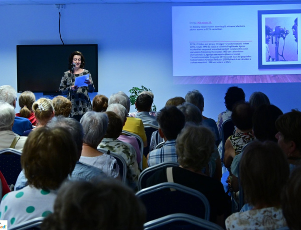 Szemünk fénye – Szemészorvos volt a Szépkorúak Akadémiája vendége