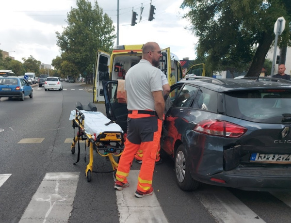 Álló járműnek ütközött, a vétlen sofőrt kórházba szállították