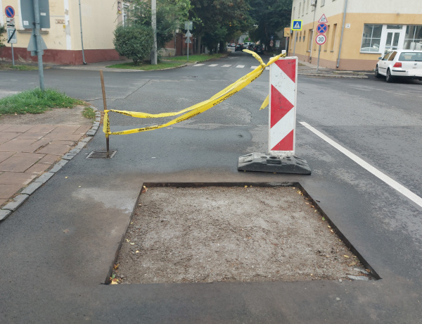 Útburkolat javítását végzik a Virág utcai csomópontnál