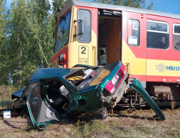 45 méteren tolta a vonat a kocsit - Ki kellett kivágni az idős hölgyet az autójából