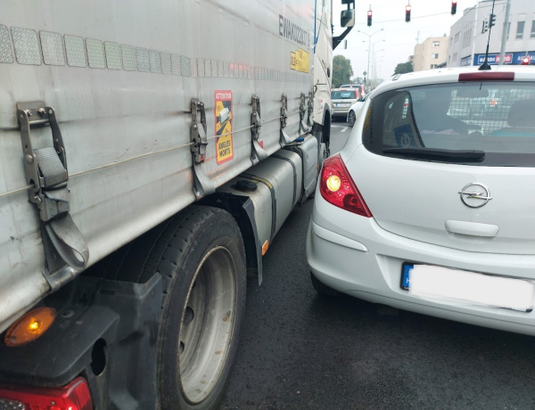 Két egymás után bekövetkezett baleset miatt állt a forgalom a Vasgyár utcán