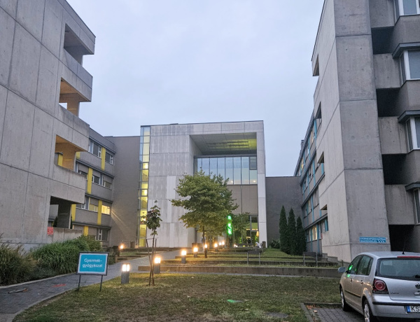 Szigorítás - itt lett kötelező a maszkviselés a kórházban