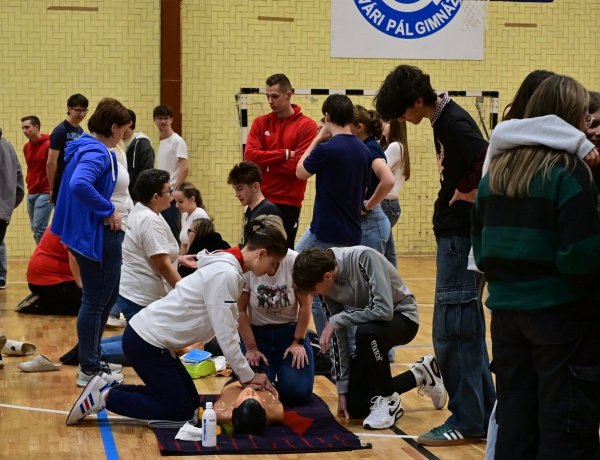 Újraélesztés világnapja – A diákok megtanulhatták a segítségnyújtás és elsősegély menetét a Vasvári gimnáziumban