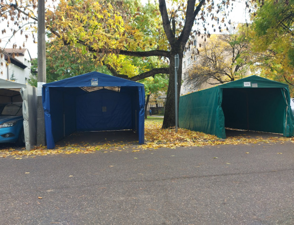 Ponyva alatt - sátorba költözhetnek a didergő autók