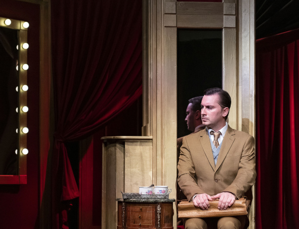 A Csodálatos vagy, Júlia! bepillantást enged a színház kulisszatitkaiba