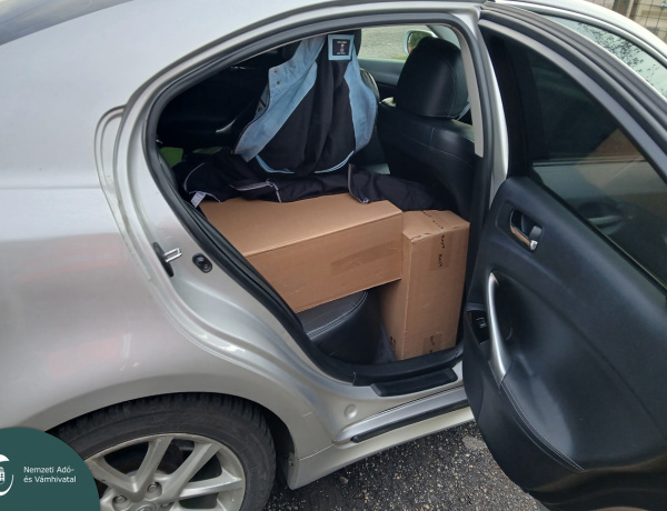 Sötét táska, zavaros történet – milliós fogás a buszfordulóban