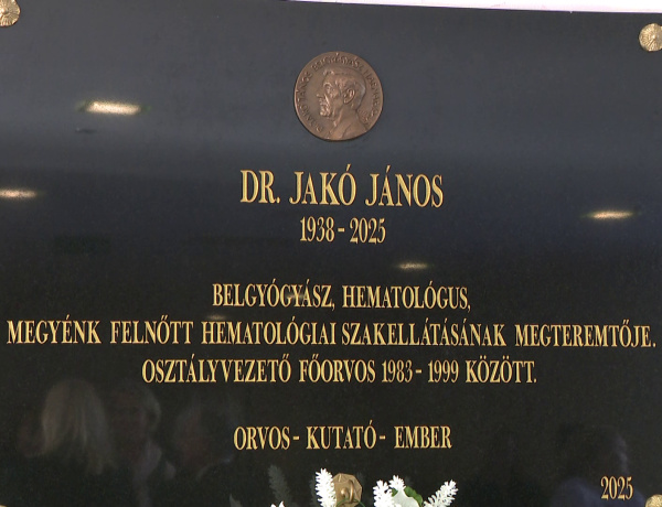 Emléktáblát kapott a hematológus – A sztetoszkóp mellett a mikroszkóp volt a legkedvesebb eszköze
