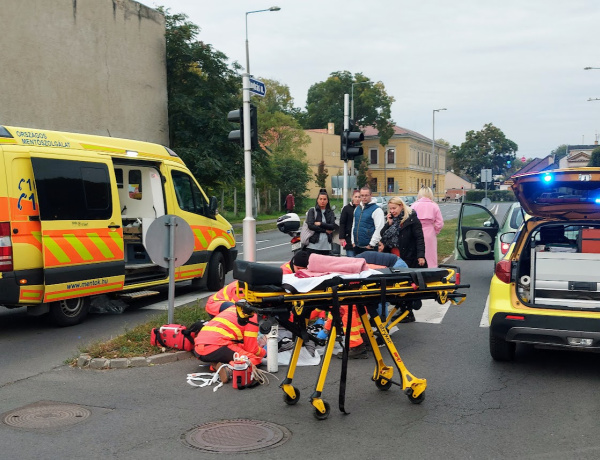 A mentők mindent megtettek - súlyos, életveszélyes állapotban vitték kórházba a karambolozó biciklist