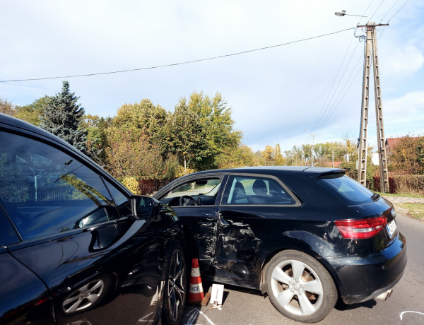 Az egyik az előzött, a másik kanyarodott - nagy ütközés lett belőle