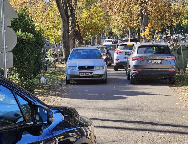 Mindenszentek – forgalomkorlátozásra is szükség lett, annyian voltak a temetőben