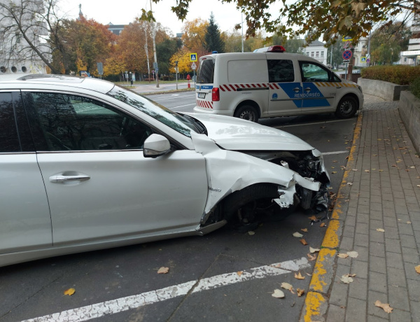 Három kerékkel közlekedett - Két kapcsolószekrénynek is nekihajtott