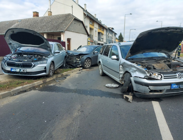 Csak az udvarára akar beállni - hármas karambol lett belőle