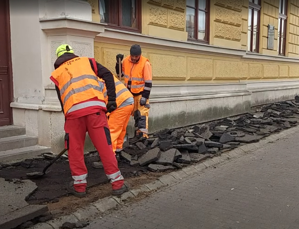 Új járda készül a Szent István utcán - megkezdődött a munka
