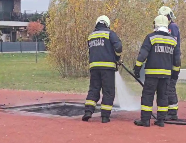 Lángolt a trambulin - a tűzoltók oltották az Agyag utcán 