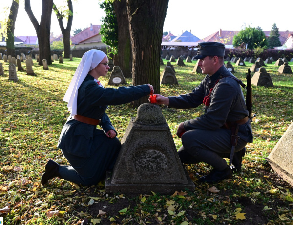 Az I. világháború hőseire emlékeztek – Mécsesgyújtás a kegyeleti parkban
