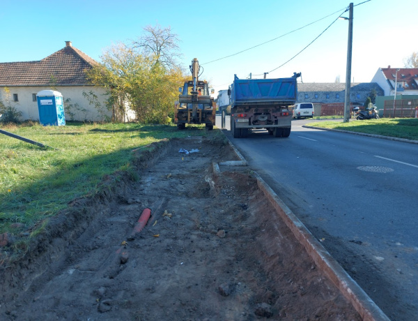 Új járdát építenek a Hunyadi utcán és a Belső körúton