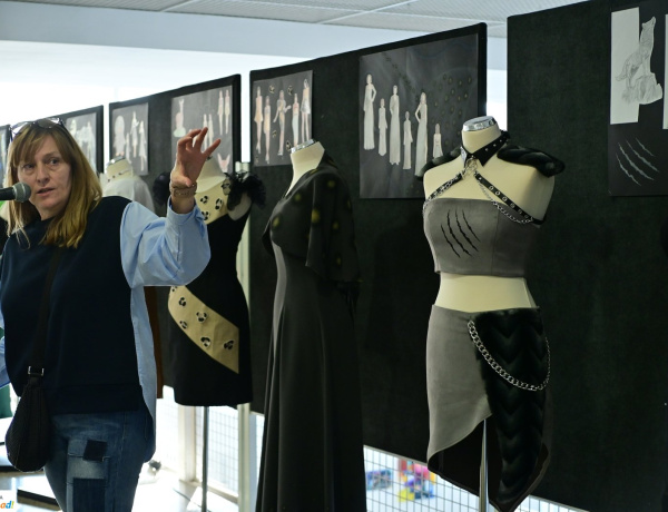 Színek, formák, inspirációk – Különleges ruhaköltemények a Váci Mihály Kulturális Központban