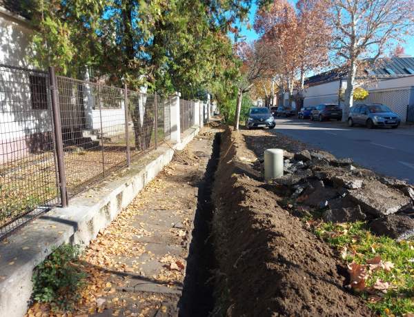 Optikai kábelt fektetnek az Újszőlő és az Őz utcán