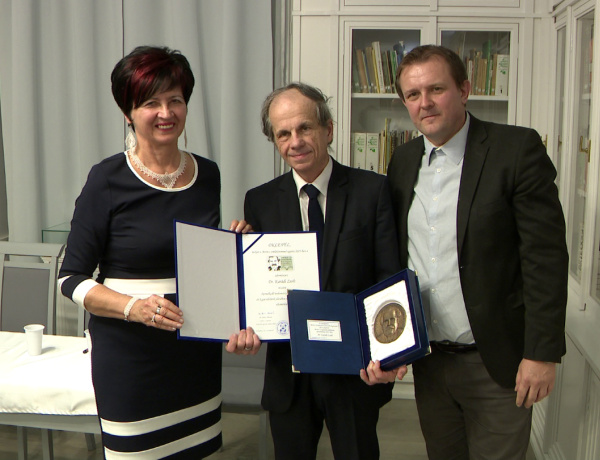 Móricz-emlékérem – Dr. Karádi Zsolt irodalomtörténészt díjazták