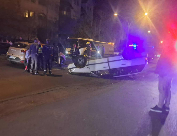 Elképesztő négyes karambol – az egyik autó a feje tetején állt meg