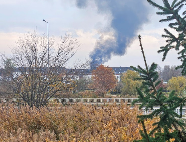 Füstfelhő a város felett - egy tároló gyulladt ki 