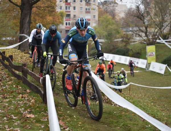 Kerékpárosok hódítják meg a Robinson-dombot! 