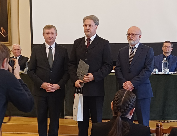 Pedagógus Elismerést kapott Kácsor István a Jókai tanára a püspöktől