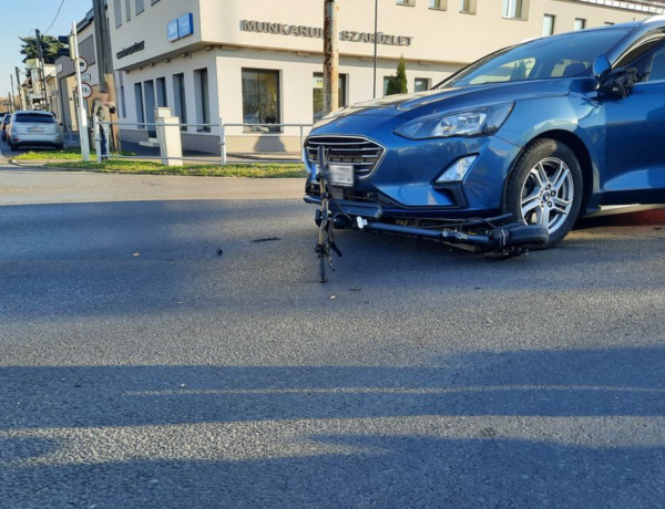 Rolleres baleset  – az autó métereken át tolta a kétkerekűt