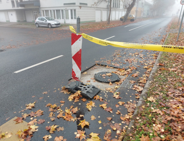 Közműfedlapokat cserélnek a Szarvas utcán