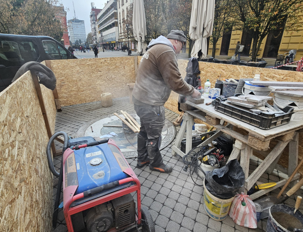 Megújulnak a bolygóképek a Kossuth téren