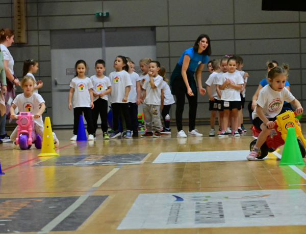 Sportverseny ovisoknak - megtelt a Continental Aréna küzdőtere