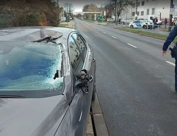 Teherautó és személyautó ütközött a Derkovits utcán