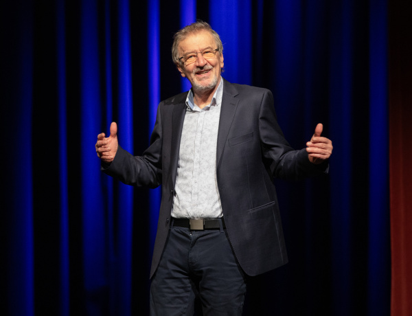 Mucsi Zoltán életrajzi stand-up estje újra visszatér a Móricz Zsigmond Színházba