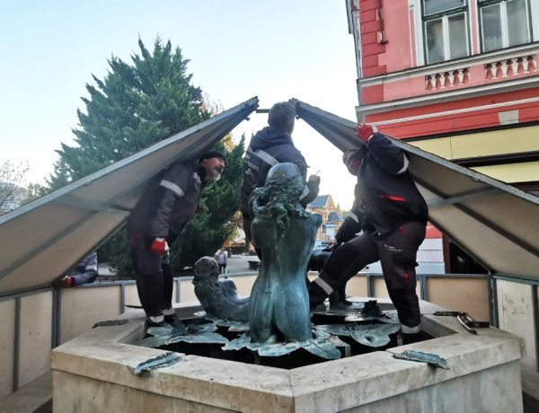 Téli kabátot kapott a Három Grácia – megújult a szökőkút védőburkolata