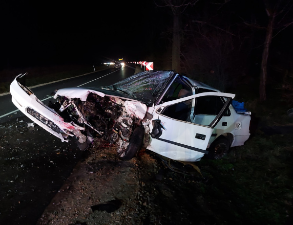 Frontális ütközés a 4-es főúton – a két sofőr súlyosan megsérült