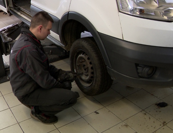 Kerékcsere – A nyári gumik ideje lejárt, ideje lecserélni a kerekeket az autókon