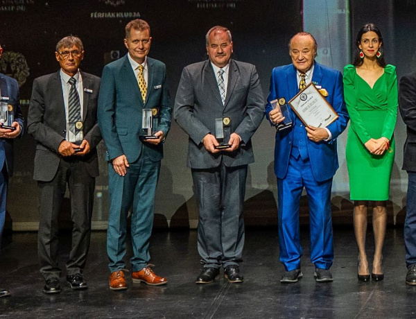 Gránit Oroszlán Díj -  Gerliczki tanár urat díjazták, a nyíregyházi diákok megtapsolták