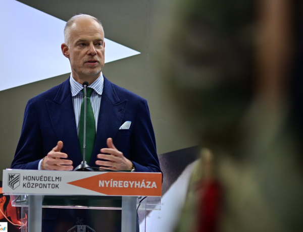 Honvédelmi miniszter: Erős üzenetet kell küldenünk az Európai Unió vezetőinek