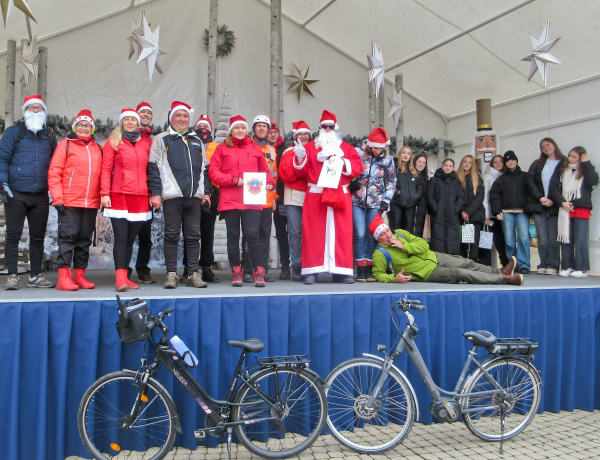 Pirosba öltözött bringások lepik el a várost – Mikulás-napi kerékpártúrára hív a Zöld Kerék Alapítvány