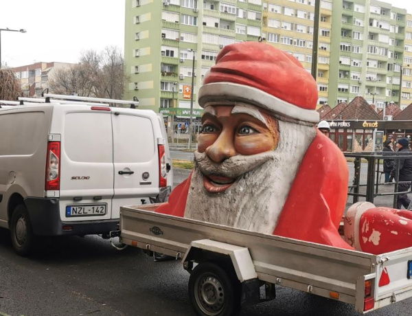 Újra integet a Mikulás a Búza téri Piaccsarnok tetejéről