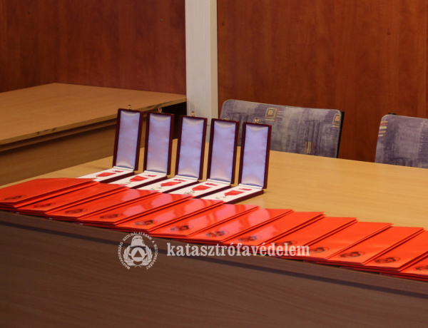 Jubileumot ünnepeltek a megye tűzoltói – több évtizedes szolgálatért járó elismeréseket adtak át